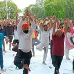 योग करते भाजपा प्रदेश अध्यक्ष सम्राट चौधरी, पूर्व उपमुख्यमंत्री तार किशोर प्रसाद व अन्य।