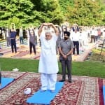 श्रीनगर में योग करते एलजी मनोज सिन्हा