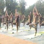 जम्मू कश्मीर में सुरक्षाबल योग करते हुए