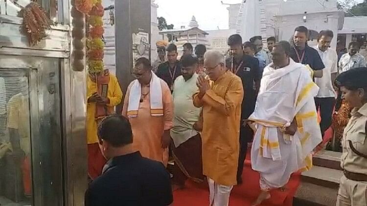 अमरकंटक मां के दरबार में सीएम बघेल: मंदिर में किया रुद्राभिषेक, आदिपुरुष विवाद पर केंद्र और भाजपा को घेरा