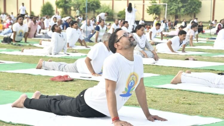 International Yoga Day: भाजपा सांसद दिनेश लाल यादव 'निरहुआ' ने किया योग, सुबह-सुबह इस अंदाज में दिखे