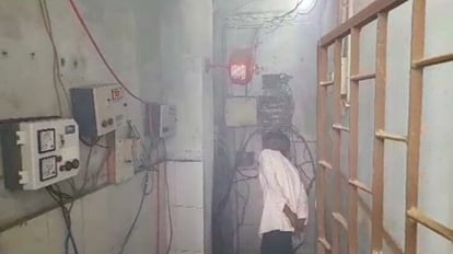 Bihar News: शॉर्ट सर्किट से सदर अस्पताल के पावर कंट्रोल रूम में हुआ विस्फोट, मरीजों और परिजनों में अफरातफरी Explosion in power control room of Jamui Sadar Hospital due to short circuit, panic among patients relatives
