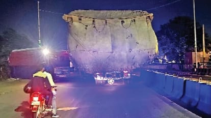 jammu kashmir:  Police does not follow traffic rules in Jammu, overloaded broken truck flagged block