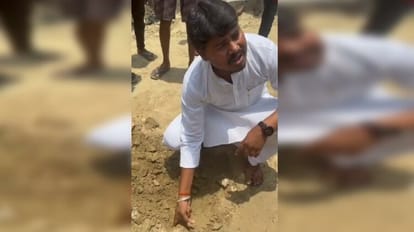 Bihar: सड़क निर्माण में अनियमितता को देखकर भड़के JDU विधायक; कहा- काम रोककर पहले गुणवत्ता सुधारें JDU MLA Aman Hazari got angry after seeing irregularities in road construction in Darbhanga