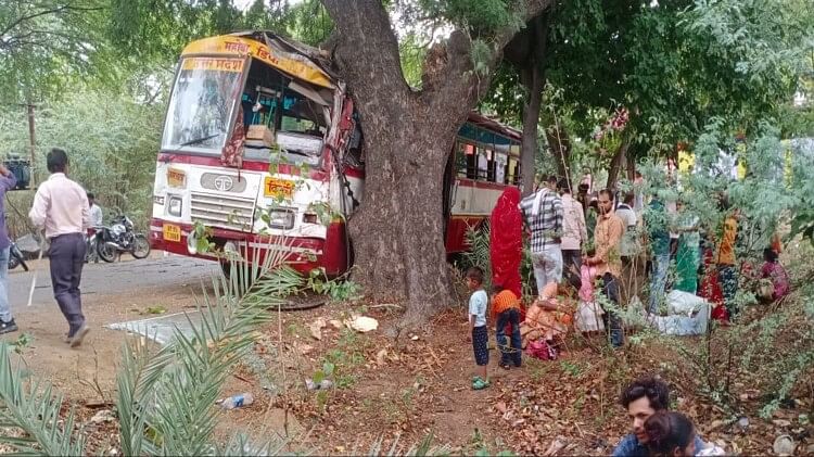 महोबा में भीषण सड़क हादसा: साइकिल सवार को बचाने में पेड़ से टकराई रोडवेज बस, 17 यात्री घायल, मची चीख-पुकार