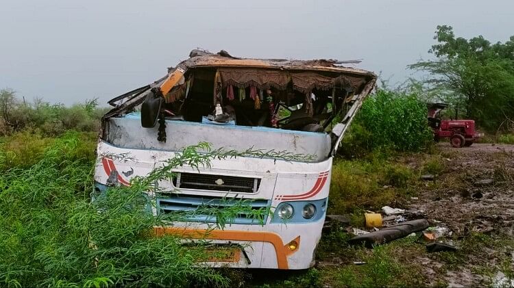 हमीरपुर में दर्दनाक हादसा: बरात लेकर जा रही बस अनियंत्रित होकर पलटी, दो बच्चों की मौत, 20 से अधिक लोग घायल