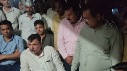 मिर्जापुर में AAP सांसद संजय सिंह: प्रदेश की कानून व्यवस्था और बिजली कटौती के लिए सरकार को ठहराया जिम्मेदार AAP MP Sanjay Singh in Mirzapur: State's law and order and power cuts held the government responsible
