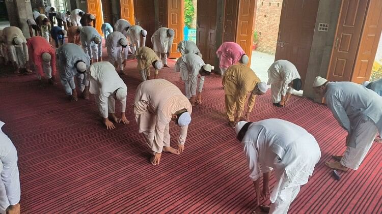 Yoga Day: मदरसों में मुस्लिम छात्रों ने किया योग, शफीकुर्रहमान बर्क की अपील हुई बेअसर, देखें तस्वीरें