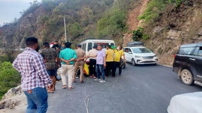 Rishikesh-Badrinath Highway: खांकरा के पास हादसा, दिल्ली के यात्रियों का वाहन खाई में गिरा, दो की मौत Accident on Rishikesh Badrinath Highway Delhi Tourist vehicle fell into ditch two died