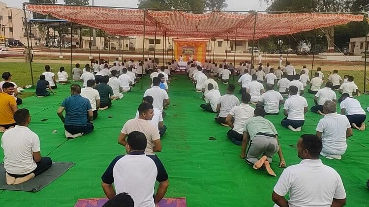 Yoga Day 2023: अंतर्राष्ट्रीय योगा दिवस पर मैदान में उतरे मिर्जापुर के प्रतिनिधि और अधिकारी, योगासन करते दिखे