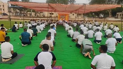 Yoga Day 2023: Mirzapur's representatives and officials came to the ground on International Yoga Day