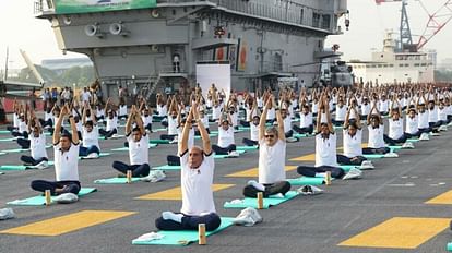 Yoga On Water: रक्षा मंत्री ने INS विक्रांत पर सैनिकों संग किया योग, यमुना की बहती जलधारा पर भी हुआ कार्यक्रम Yoga On Water: Defense Minister did yoga with soldiers on INS Vikrant