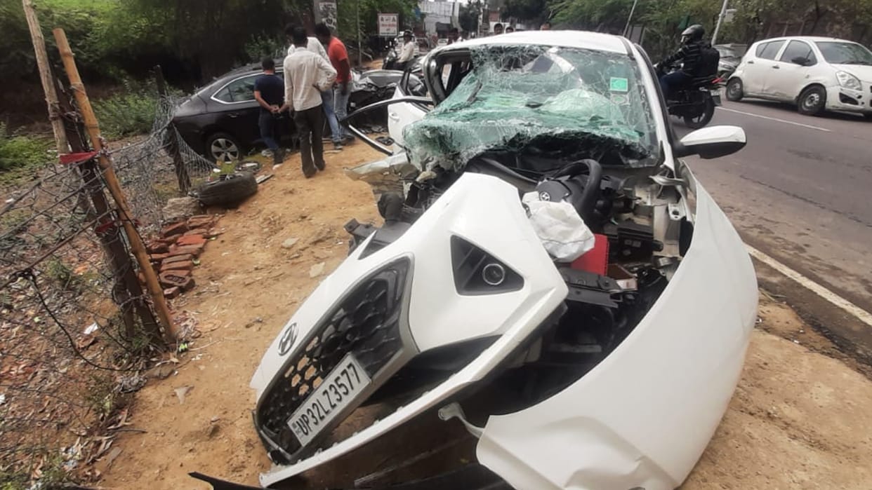 Two died in an accident in cantt area in Lucknow.