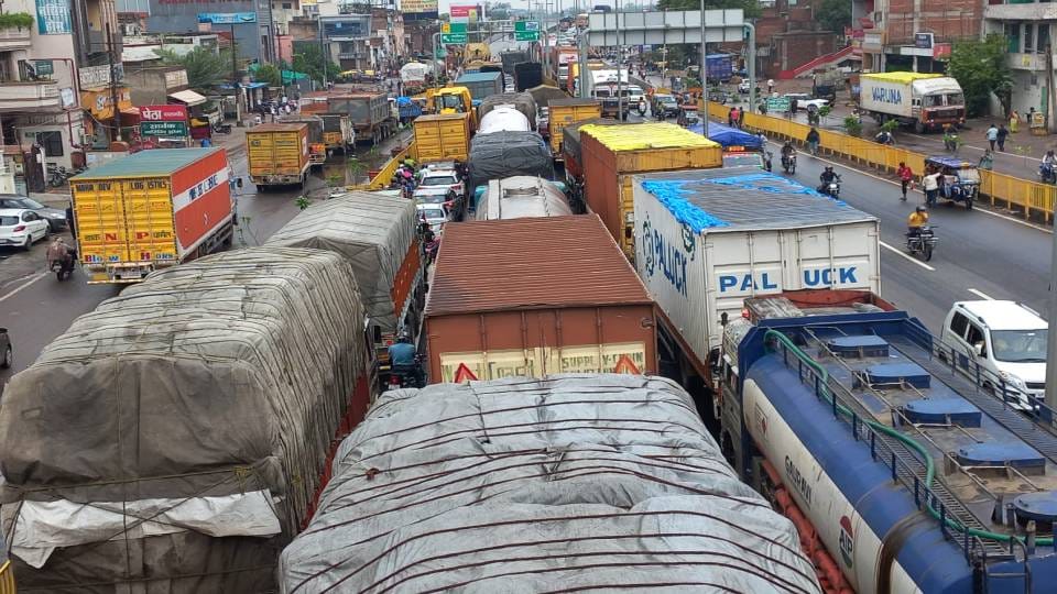 Two accidents took place in two hours in agra due to which there was jam for twelve hours