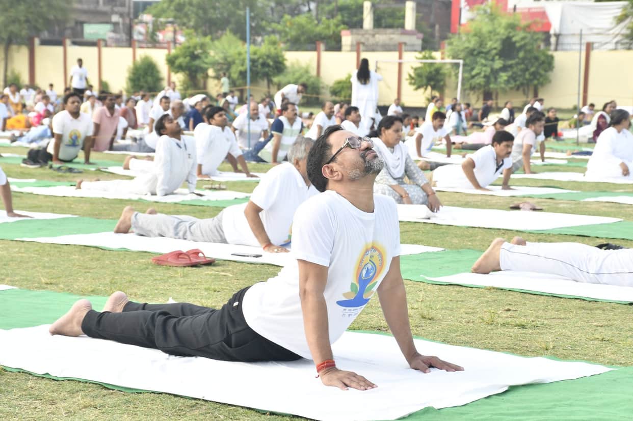 International Yoga Day: BJP MP Dinesh Lal Yadav 'Nirhua' did yoga, appeared in this style in the morning