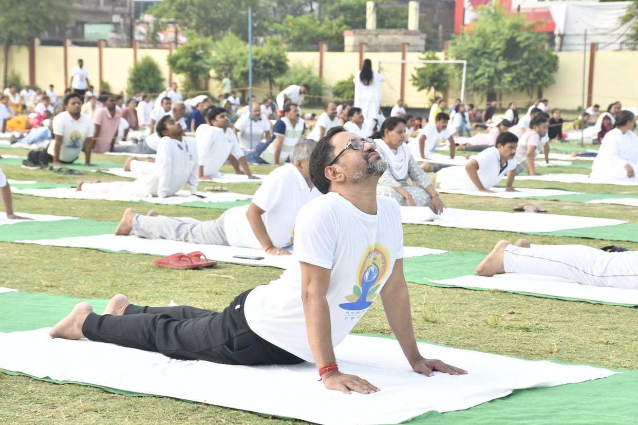 International Yoga Day: BJP MP Dinesh Lal Yadav 'Nirhua' did yoga, appeared in this style in the morning