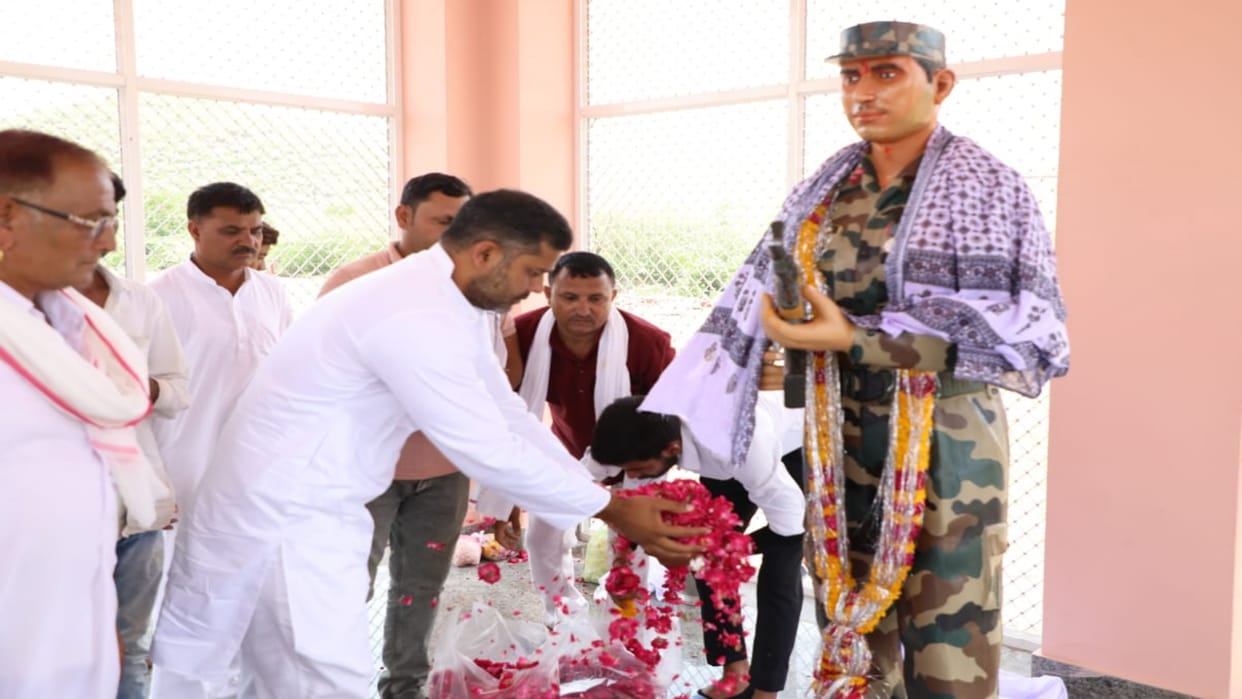 Bundi News Minister of State Ashok Chandna unveiled the statue of martyr Ganesh Gurjar