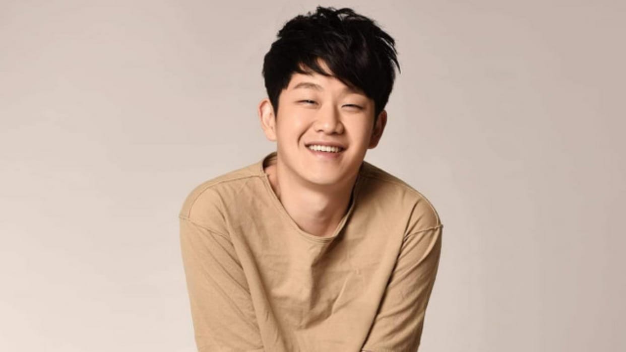 South Korean Singer Choi Bong Found Dead at his home police suspects sucide