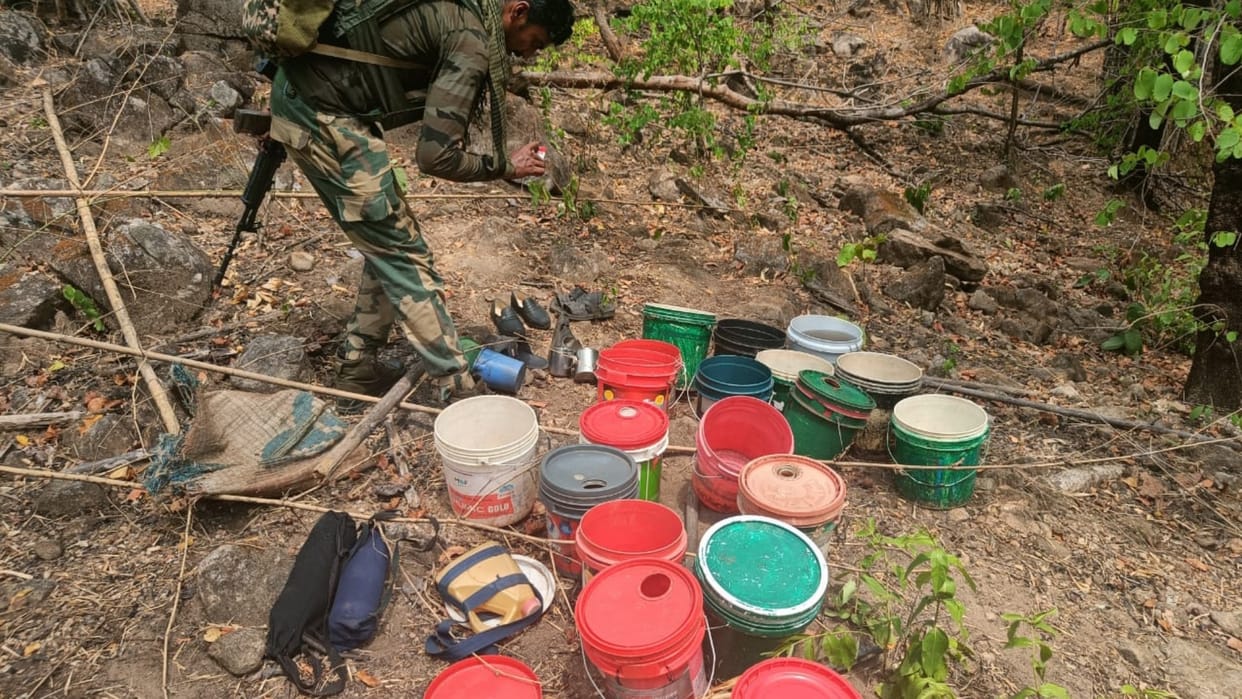 chhattisgarh naxalite fled after saving their lives in an encounter with BSF jawans in kanker