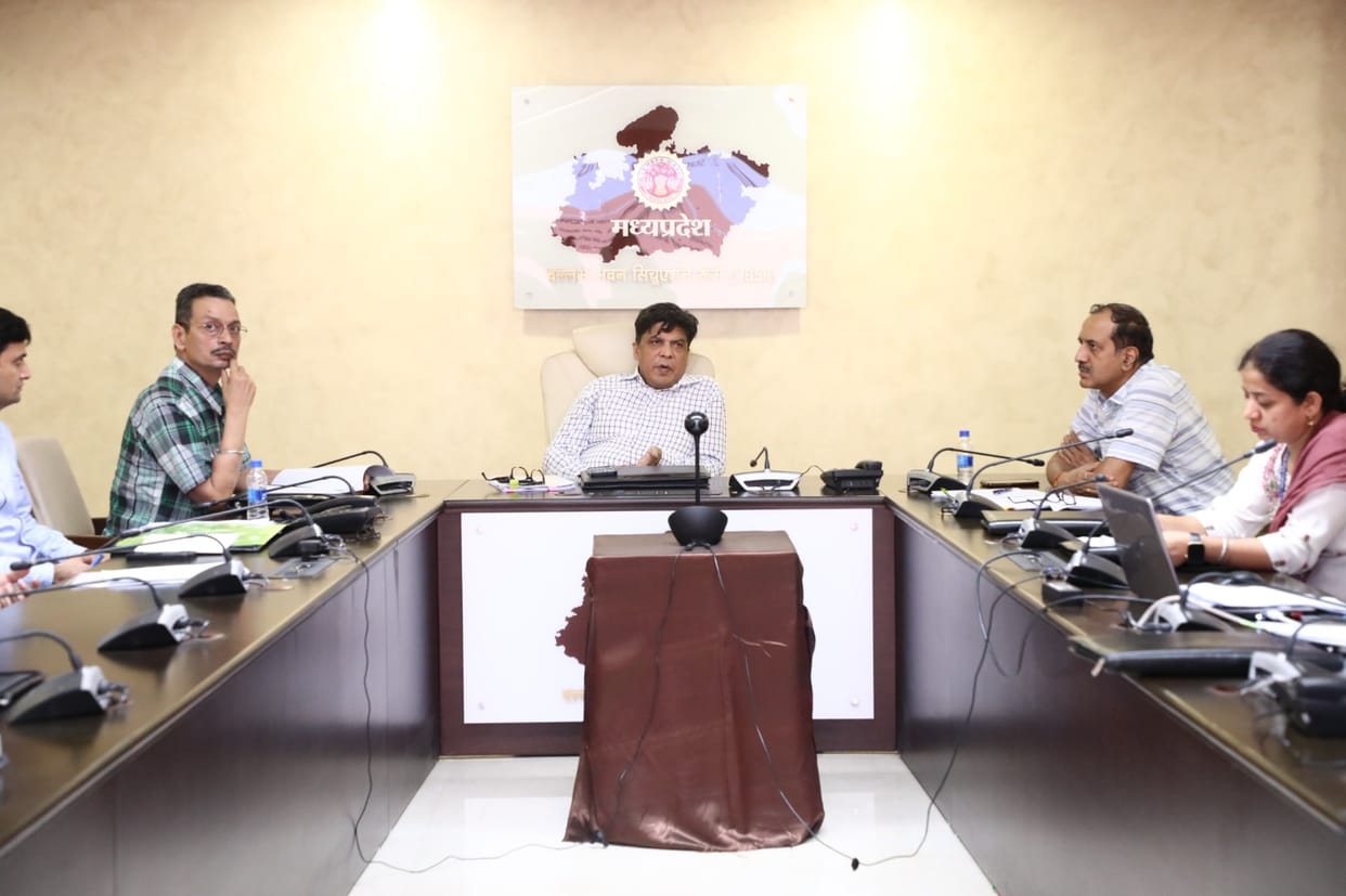 MP News: ACS Rajesh Rajoura said - recover the money from the fraudster and return the amount to the victims