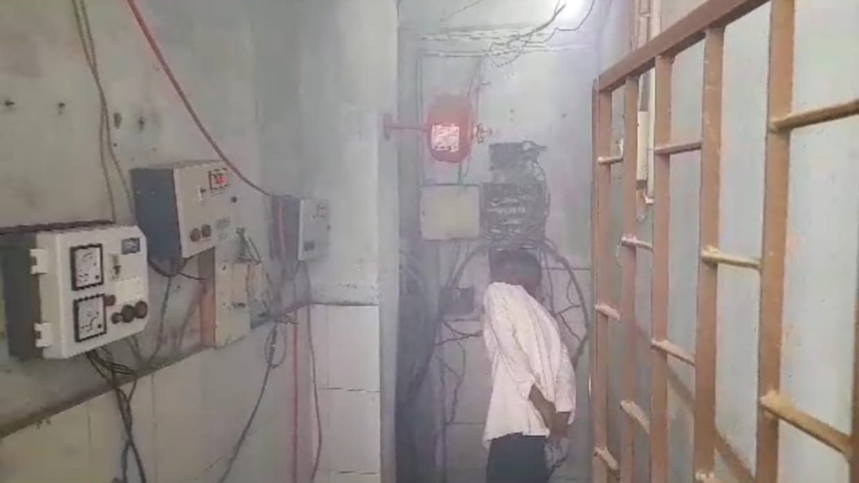 Explosion in power control room of Jamui Sadar Hospital due to short circuit, panic among patients relatives