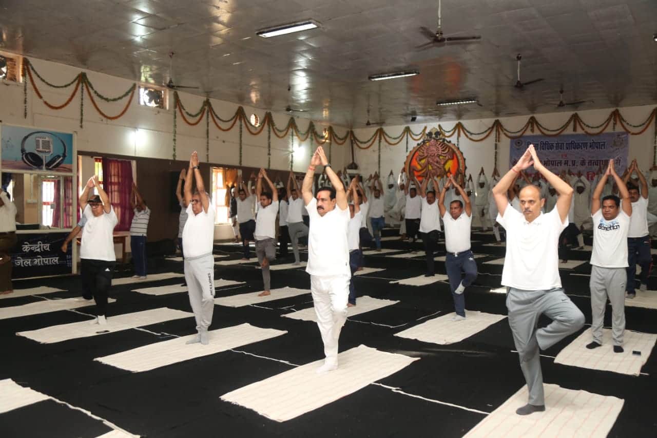 MP News: Krishna Mishra did yoga in Vande Bharat train, Home Minister participated in the program of new jail