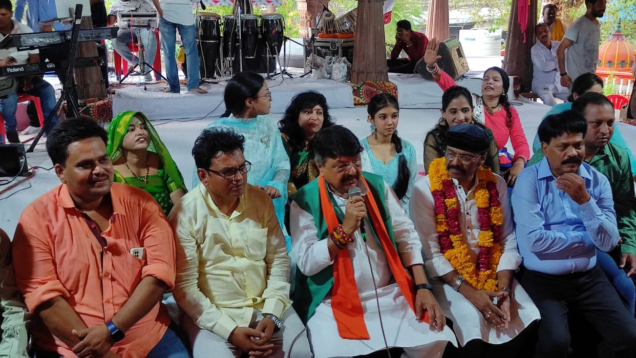 BJP General Secretary Kailash Vijayvargiya sang a romantic song, said - Those who join music never grow old