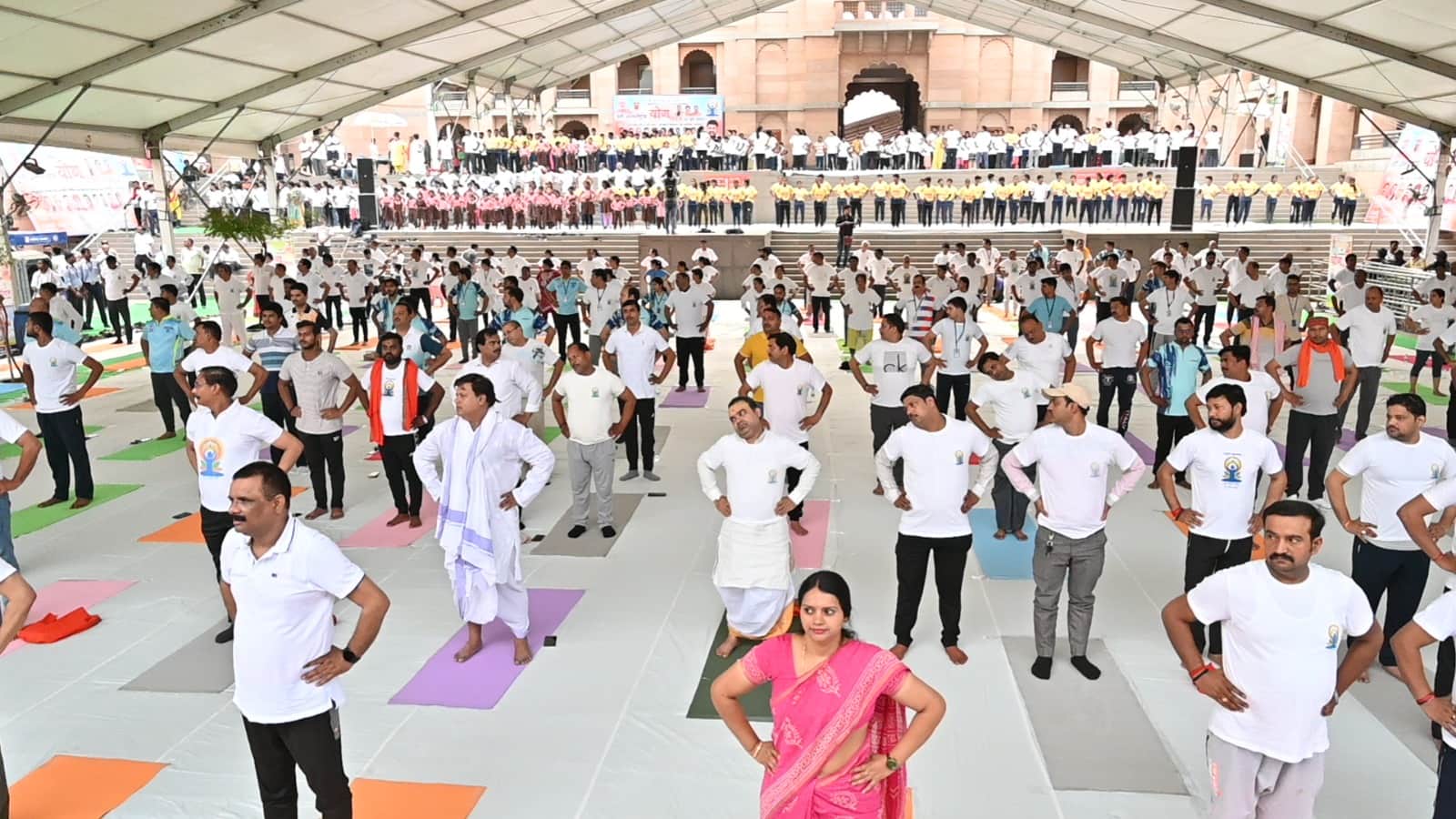 international yoga day 2023 People were seen doing yoga from Kashi Vishwanath Dham Corridor to Ganga Ghat