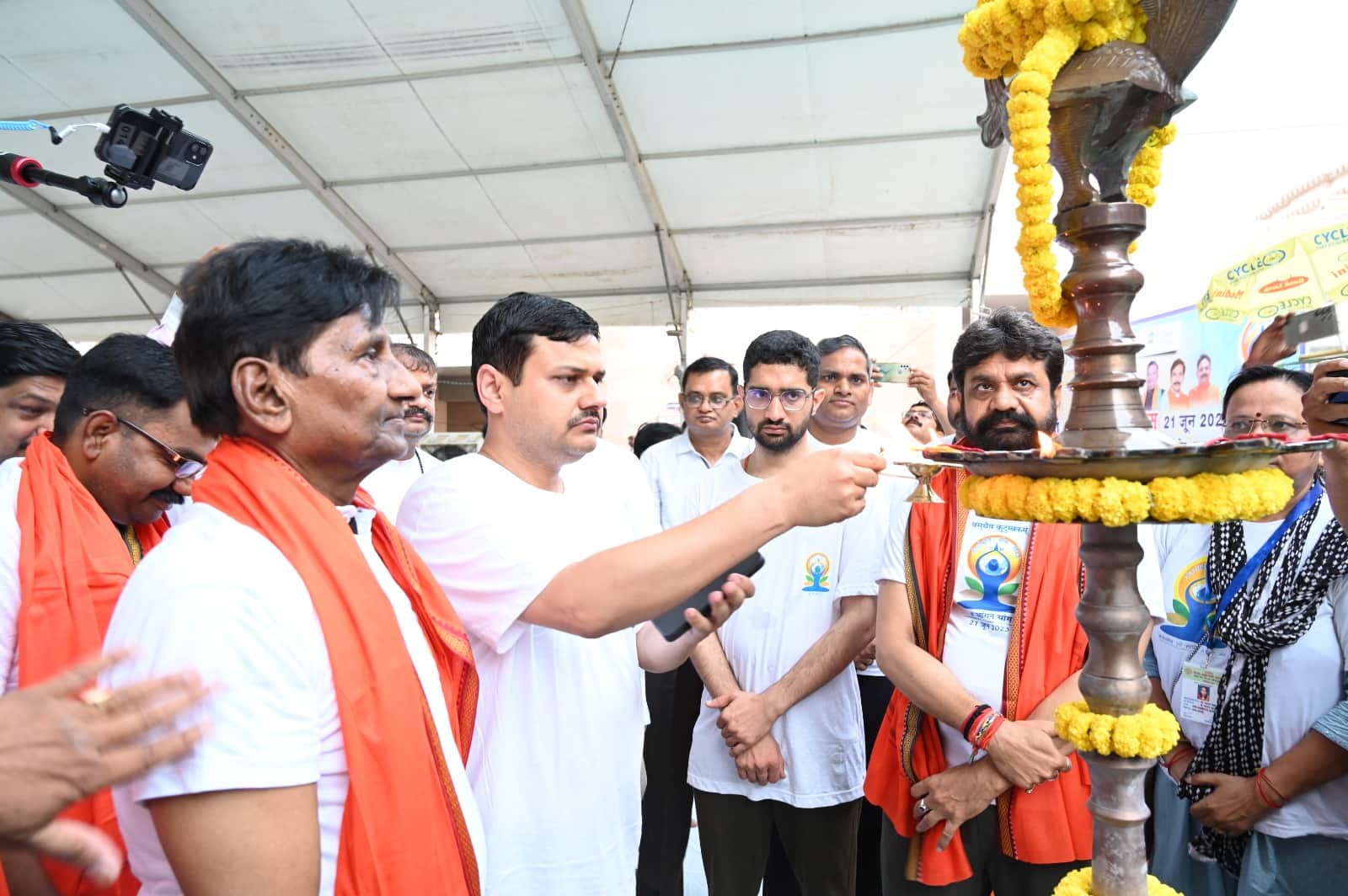 international yoga day 2023 People were seen doing yoga from Kashi Vishwanath Dham Corridor to Ganga Ghat