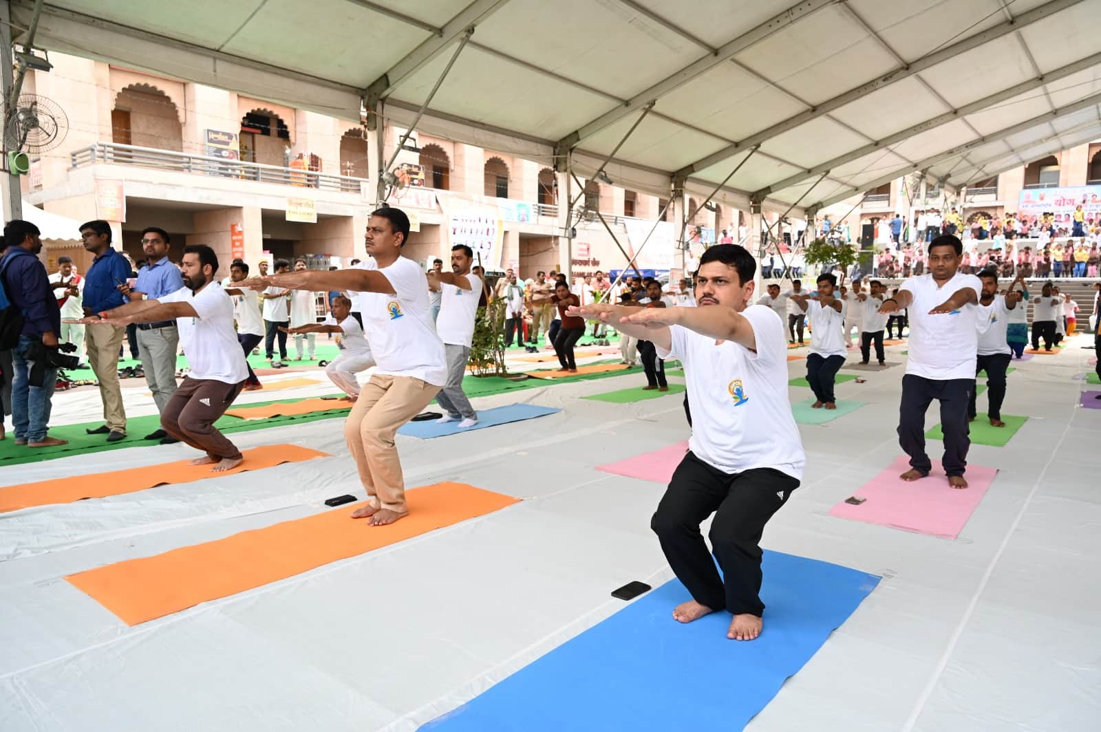 international yoga day 2023 People were seen doing yoga from Kashi Vishwanath Dham Corridor to Ganga Ghat