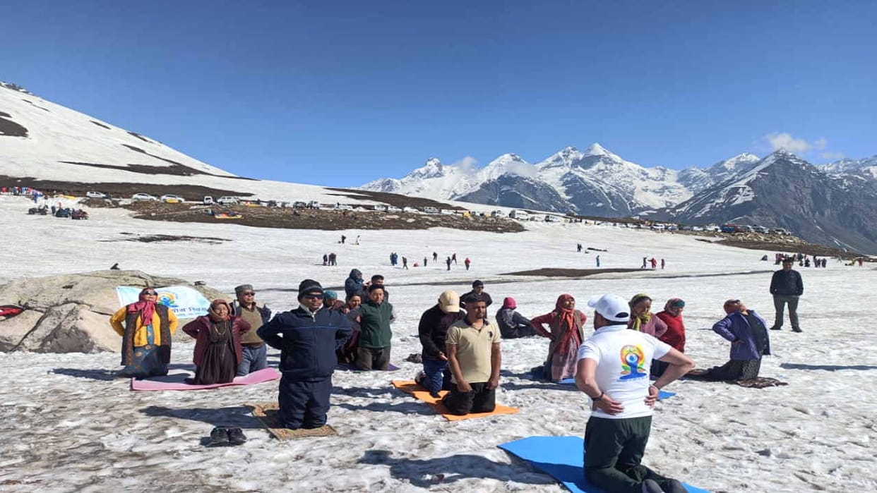 International Yoga Day: people Did yoga on a white sheet of snow to stay healthy in rohtang pass himachal