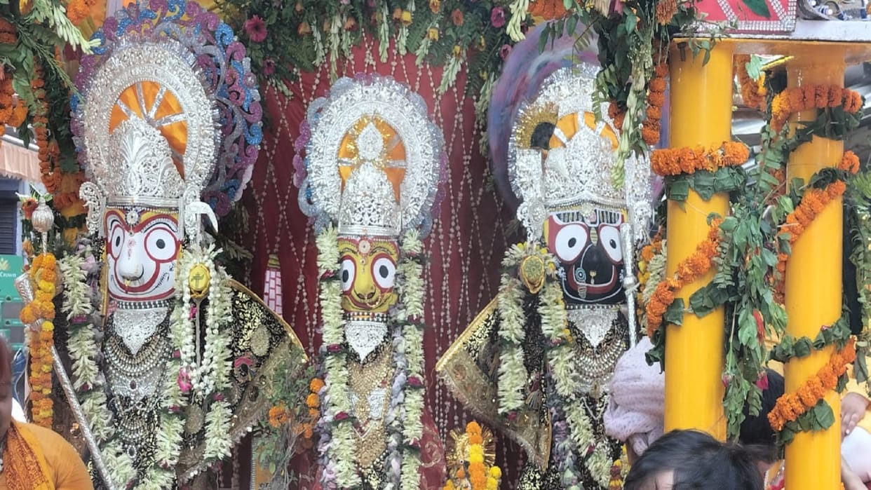 Devotees pulled God's chariot with the rope of Neh, Lord Jagannath went out to visit Nandighosh with his famil