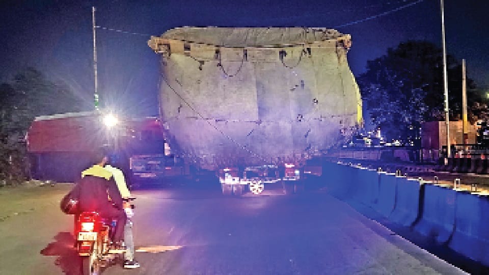 jammu kashmir:  Police does not follow traffic rules in Jammu, overloaded broken truck flagged block