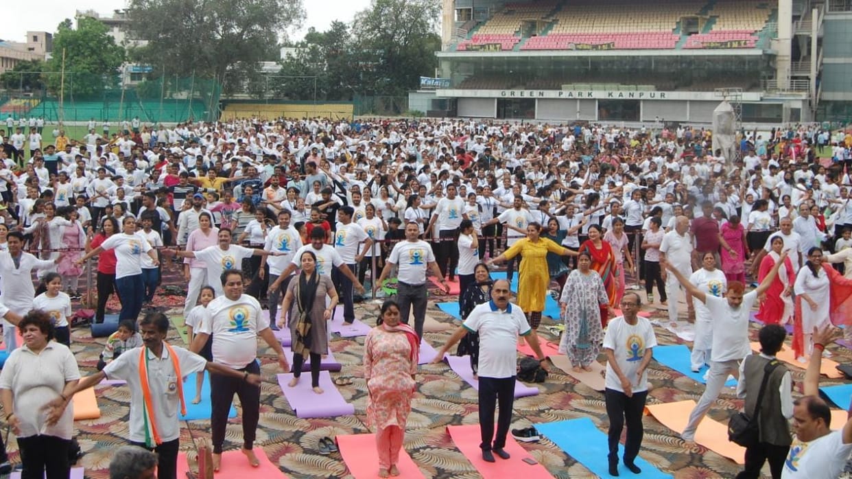 International Yoga Day, Kanpur residents did yoga amid drizzling showers, gave message of healthy India