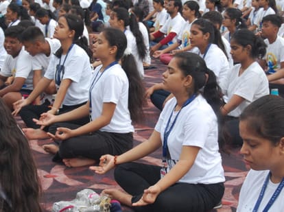 International Yoga Day, Kanpur residents did yoga amid drizzling showers, gave message of healthy India