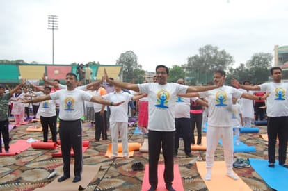 International Yoga Day, Kanpur residents did yoga amid drizzling showers, gave message of healthy India
