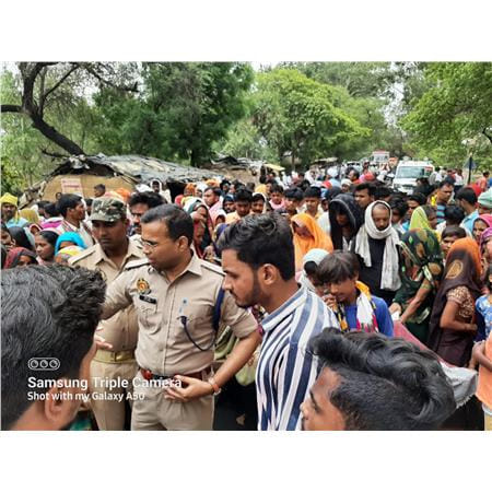 Sonebhadra: Anger erupted after the death of contract line man who was electrocuted, people protested