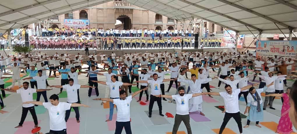international yoga day 2023 People were seen doing yoga from Kashi Vishwanath Dham Corridor to Ganga Ghat