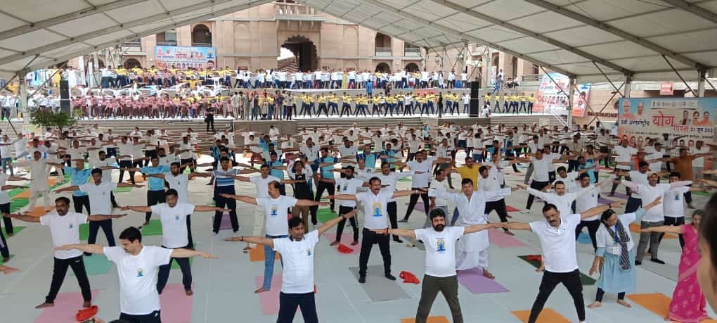 international yoga day 2023 People were seen doing yoga from Kashi Vishwanath Dham Corridor to Ganga Ghat