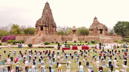Yoga Day: ITBP jawans did yoga in Shivpuri, people did yoga in Kandariya Mahadev temple in Khajuraho