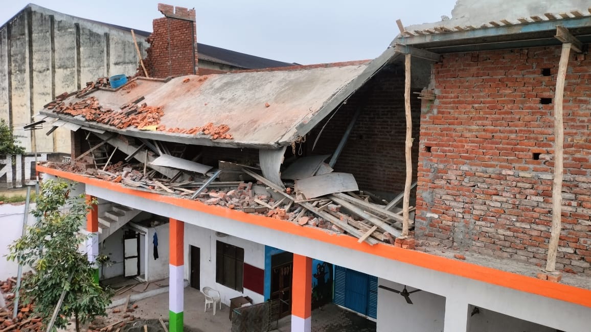 Muzaffarnagar: Linter fell as soon as it was opened, laborers engaged in construction work narrowly survived