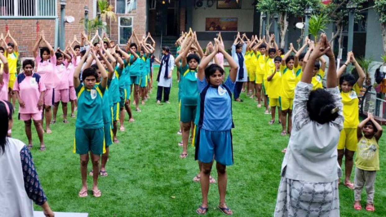 Thousands of people did yoga even in rain in lucknow