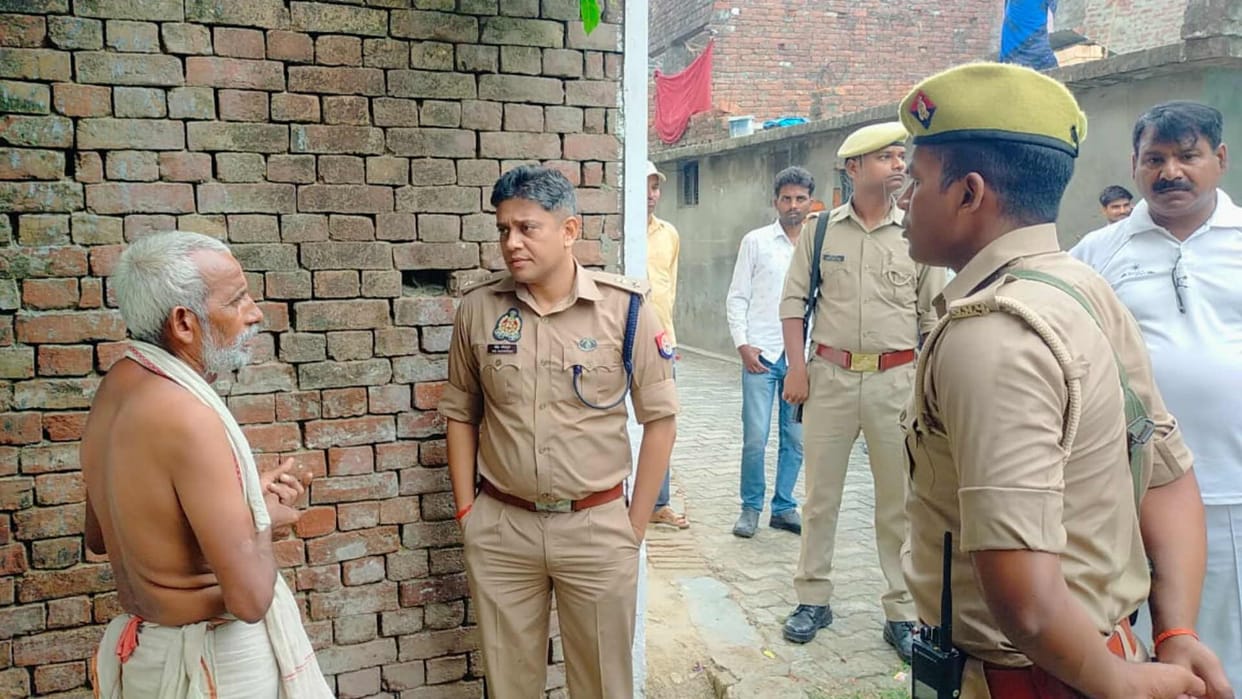 Dead body of missing girl found in street at maharajganj