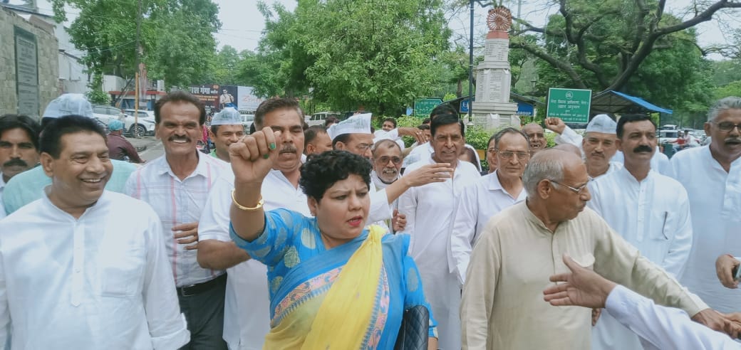 Meerut: RLD workers demonstrated at the district headquarters regarding the problems of farmers