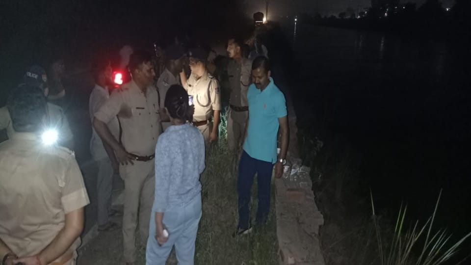 Roorkee Accident News Uncontrolled Car Fell into Gangnahar after hit bike
