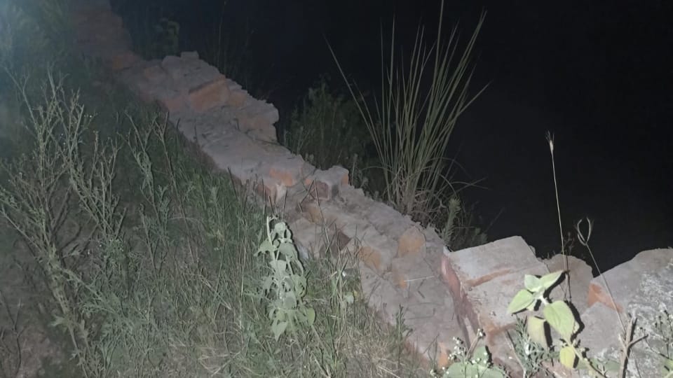 Roorkee Accident News Uncontrolled Car Fell into Gangnahar after hit bike