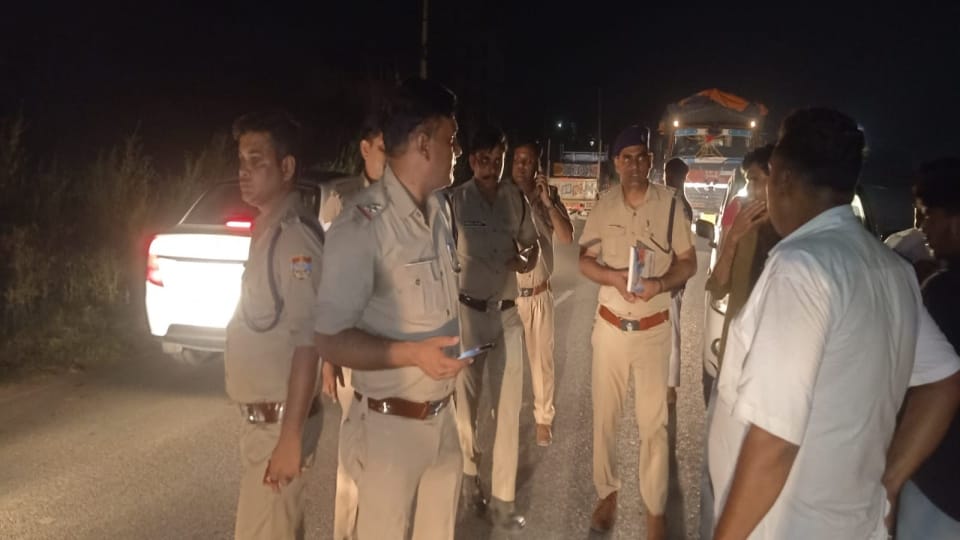 Roorkee Accident News Uncontrolled Car Fell into Gangnahar after hit bike