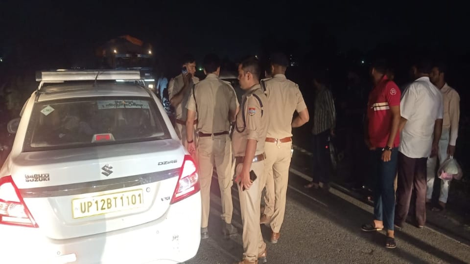 Roorkee Accident News Uncontrolled Car Fell into Gangnahar after hit bike