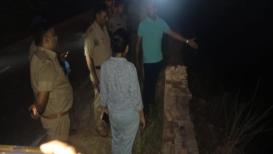 Roorkee Accident News Uncontrolled Car Fell into Gangnahar after hit bike