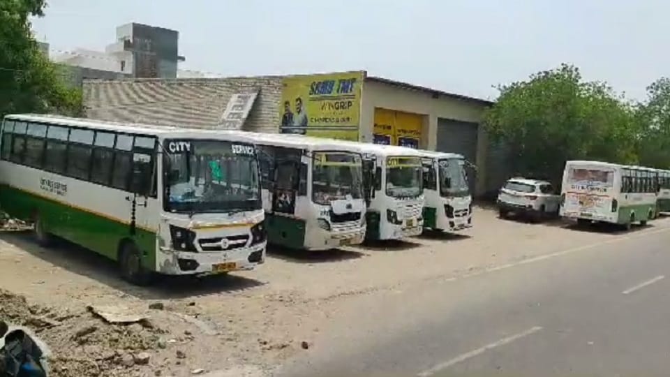 City bus service running in Hisar stopped for 4 years, owners reached Municipal Corporation office with buses